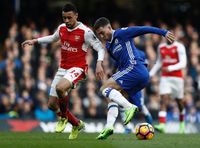 Solo run Eden Hazard yang membuat Coquelin terjatuh (AFP)