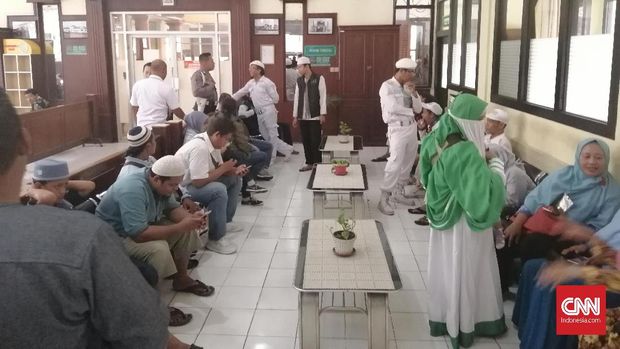 Massa FPI kawal sidang Gus Nur.