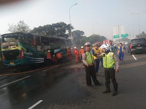 Bus Terbakar di Ruas Tol JLB Arah Cengkareng karena Pecah Ban