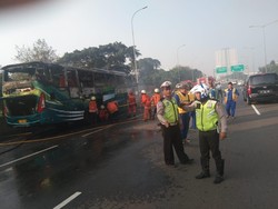 Bus Terbakar di Ruas Tol JLB Arah Cengkareng karena Pecah Ban