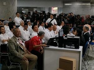 Tim Hukum Jokowi Serahkan Jawaban dan Bukti Sengketa Pilpres ke MK Tim Hukum Jokowi Serahkan Jawaban dan Bukti Sengketa Pilpres ke MK