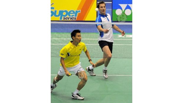 Denmark's Peter Hoeg Gade (R) returns the shuttlecock against Malaysia's Lee Chong Wei (L) during the men's singles final match in the 2009 Yonex Korea Badminton Super Series in Seoul on January 18, 2009. Gade won the match 21-18, 10-21, 21-17. AFP PHOTO/PARK JI-HWAN (Photo by PARK JI-HWAN / AFP)