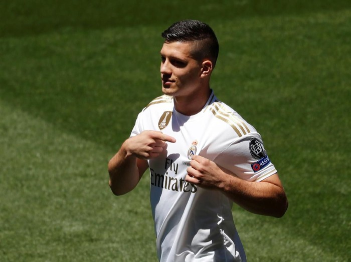 Soccer Football - Real Madrid Unveil Luka Jovic - Santiago Bernabeu, Madrid, Spain - June 12, 2019   Real Madrid new signing Luka Jovic on the pitch     REUTERS/Susana Vera