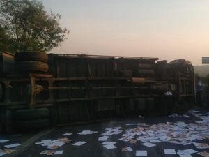 Dramatis! Video Evakuasi Sopir Truk yang Terguling di Cicalengka