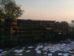 Dramatis! Video Evakuasi Sopir Truk yang Terguling di Cicalengka