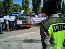 Warga Demo di Depan DPRD Ponorogo Tuntut Pembatalan Hasil Pilkades