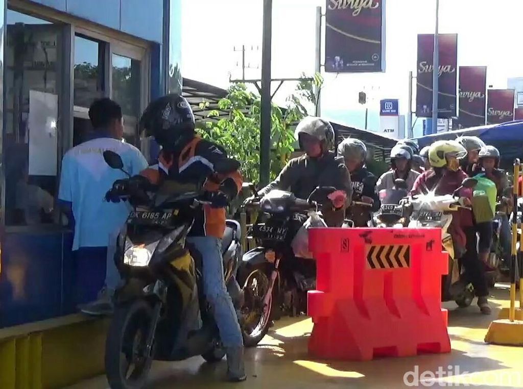 Lebaran Ketupat Usai, Pelabuhan Ketapang Kembali Diserbu Roda Dua Lebaran Ketupat Usai, Pelabuhan Ketapang Kembali Diserbu Roda Dua