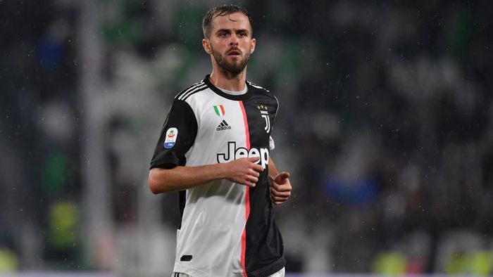 TURIN, ITALY - MAY 19: Miralem Pjanic of Juventus in action during the Serie A match between Juventus and Atalanta BC on May 19, 2019 in Turin, Italy. (Photo by Tullio M. Puglia/Getty Images)