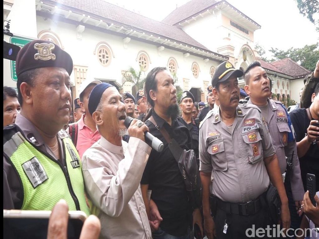 Sempat Dibawa Polisi, Pria Penyebut PKI di Sidang Gus Nur Akhirnya Dilepas Sempat Dibawa Polisi, Pria Penyebut PKI di Sidang Gus Nur Akhirnya Dilepas