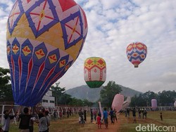 Puluhan Balon Udara Beraneka Warna dan Bentuk Hiasi Langit Trenggalek