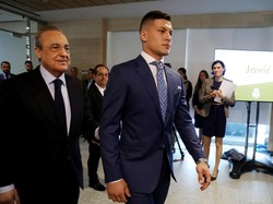 Jovic dipresentasikan di Santiago Bernabeu pada Rabu (12/6/2019) siang waktu Madrid. Jovic tak sendirian. Dia ditemani oleh Peresiden Madrid, Florentino Perez. (Foto: Susana Vera/Reuters)