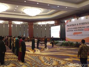 Anggota KPU Kabupaten/Kota se-Jatim Dilantik, Ini Pesan Arief Budiman Anggota KPU Kabupaten/Kota se-Jatim Dilantik, Ini Pesan Arief Budiman