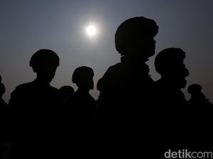 Detik-detik Polisi Jatuh dari Mikrolet di Jaktim, Sempat Terkapar di Jalan