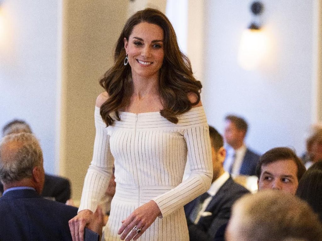 Kate Middleton Tampil Memesona, Pamer Bahu dengan Gaun Off-the-Shoulder Kate Middleton Tampil Memesona, Pamer Bahu dengan Gaun Off-the-Shoulder