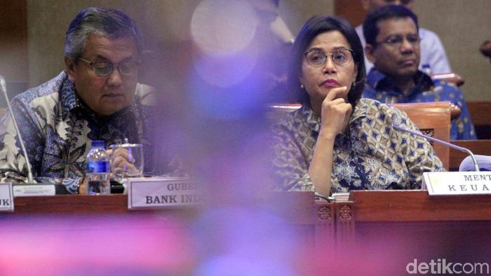 Menteri Keuangan Sri Mulyani dan Gubernur BI Perry Warjiyo di Komisi XI DPR/Foto: Lamhot Aritonang