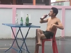 Hujan Deras, Pria Ini Lanjut Makan Mie dan Minum di Tengah Jalan