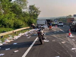 Truk Pengangkut Bungkus Makanan Terguling di Tol Cipularang