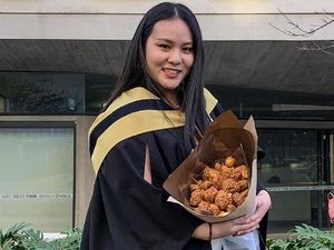 Rayakan Kelulusan, Mahasiswa Ini Diberi Buket Ayam Goreng Oleh Kekasihnya