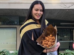 Rayakan Kelulusan, Mahasiswa Ini Diberi Buket Ayam Goreng Oleh Kekasihnya