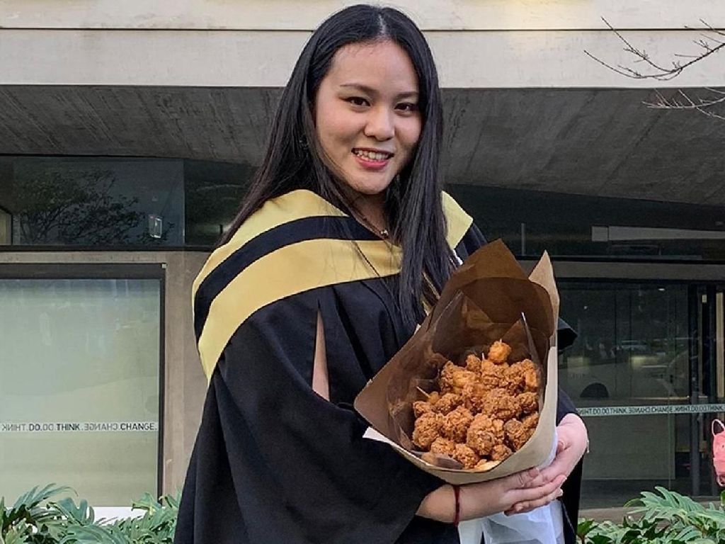Rayakan Kelulusan, Mahasiswa Ini Diberi Buket Ayam Goreng Oleh Kekasihnya Rayakan Kelulusan, Mahasiswa Ini Diberi Buket Ayam Goreng Oleh Kekasihnya
