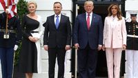 Foto: Saat Melania Trump Meniru Gaya Busana Suaminya yang Maskulin