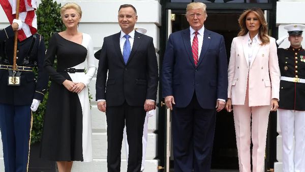 Foto: Saat Melania Trump Meniru Gaya Busana Suaminya yang Maskulin