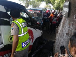 Pikap Tabrak Motor Matic dan MPV di Probolinggo, Ibu dan 2 Anak Kritis