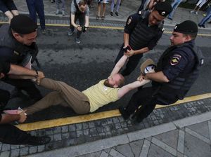 Polisi Rusia Tangkap 400 Pendemo di Aksi Solidaritas untuk Ivan Golunov