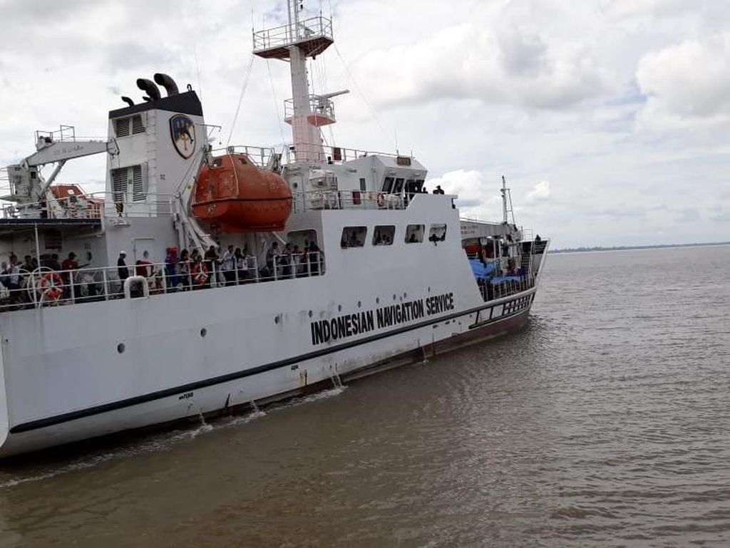 KN Rupat Dikerahkan Atasi Penumpukan Penumpang di Tanjung Buton KN Rupat Dikerahkan Atasi Penumpukan Penumpang di Tanjung Buton
