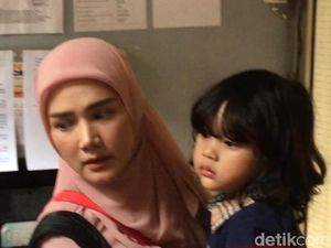 Boyong 2 Anak, Mulan Jameela Tiba di Rutan Cipinang Boyong 2 Anak, Mulan Jameela Tiba di Rutan Cipinang