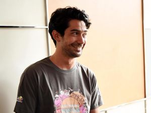 Jadi Sutradara dan Pemain di Sementara, Selamanya, Reza Rahadian Kerepotan Jadi Sutradara dan Pemain di Sementara, Selamanya, Reza Rahadian Kerepotan