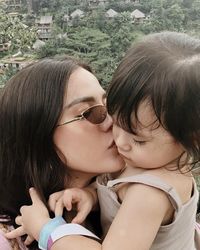 Cerita Alice Norin soal Putri Kecilnya Hobi Dandan