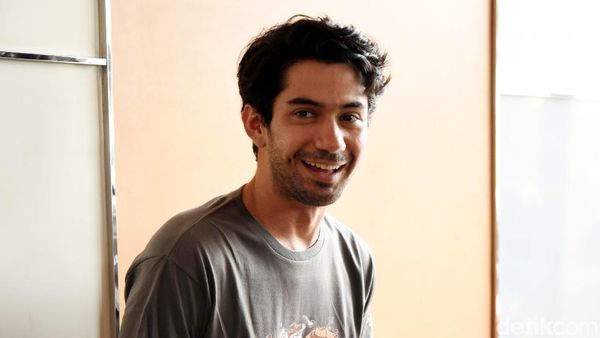Dear Mantan, Reza Rahadian Masih Simpan Pemberian Kamu Lho!