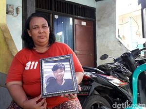 Remaja di Bekasi Tewas Dibakar, Ibu Korban Minta Pelaku Dihukum Mati Remaja di Bekasi Tewas Dibakar, Ibu Korban Minta Pelaku Dihukum Mati
