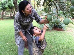 SBY Peringati Ulang Tahun Pernikahan Ke-43 di Makam Ani Yudhoyono