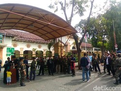 Massa Banser, Ansor, dan FPI Kawal Sidang Gus Nur di PN Surabaya
