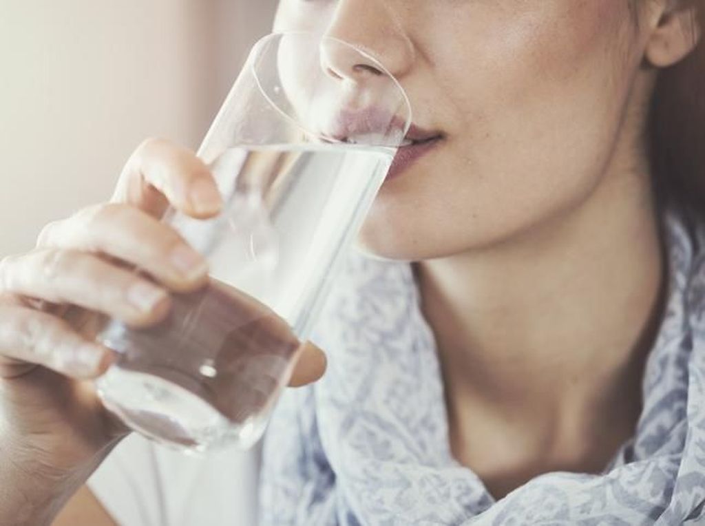 Minum Air Sebelum Sarapan Bisa Membuat Usus Sehat, Apa Benar?