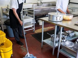 Hii..! Ada Tetesan Darah Manusia Dari Atap Restoran Makanan Thailand Ini