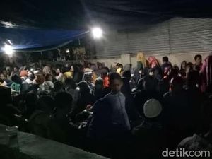 Viral, Warga Nekat Bermalam Demi Daftar PPDB SMP Karanganyar