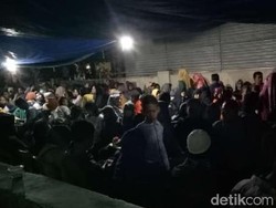 Viral, Warga Nekat Bermalam Demi Daftar PPDB SMP Karanganyar