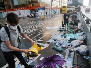 Warga Hong Kong Bersihkan Sampah Usai Aksi Protes RUU Ekstradisi