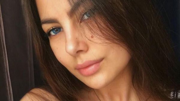 Foto: Selebgram Dihujat Netizen Setelah Foto Topless di Kota Mati