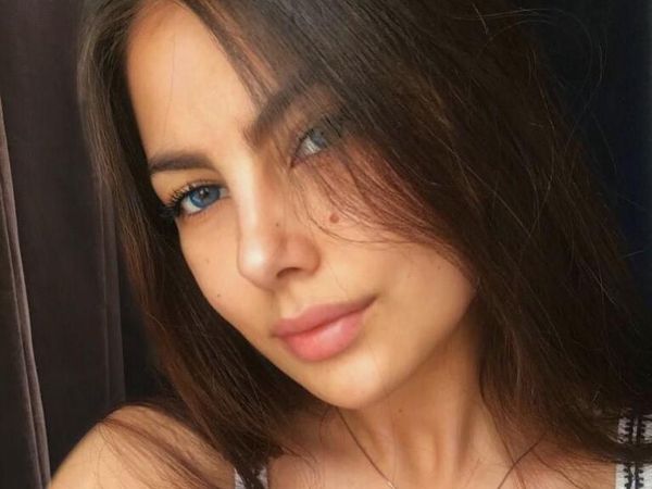 Foto: Selebgram Dihujat Netizen Setelah Foto Topless di Kota Mati