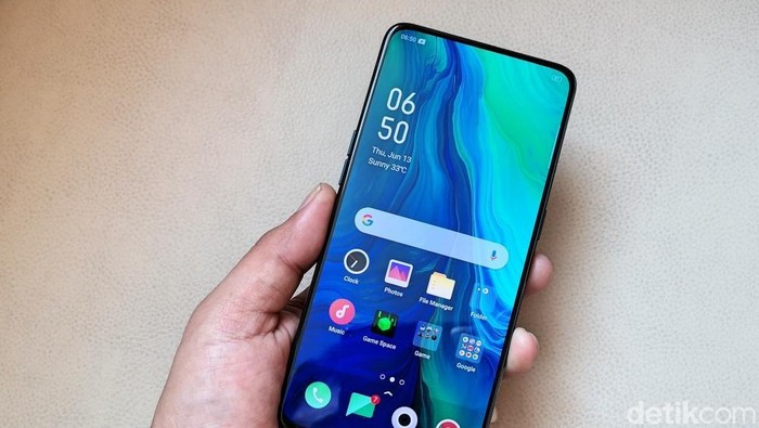 Oppo Reno 10x zoom punya desain dan kamera istimewa. (Foto: detikINET/Fino Yurio Kristo) Oppo Reno 10x zoom punya desain dan kamera istimewa. (Foto: detikINET/Fino Yurio Kristo)