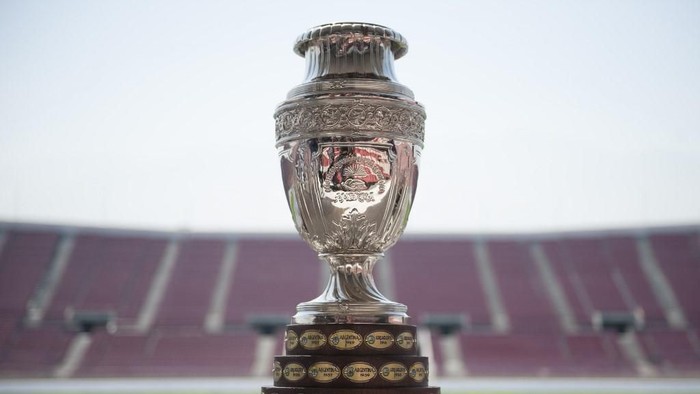 The trophy of the Copa America Chile 2015 is seen at the National Stadium of Chile during the opening ceremony of the Trophy Tour in Santiago on January 14, 2015. The Trophy Tour will visit the 11 cities where the Copa America will take place. AFP PHOTO/Vladimir Rodas (Photo by VLADIMIR RODAS / AFP)