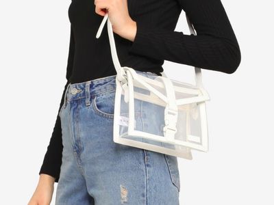Tas Transparan Tren Dipakai Selebgram, Ini 10 Pilihannya dari Berbagai Merek