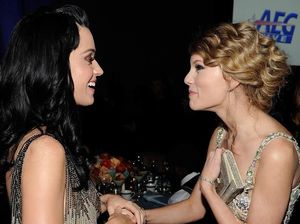 Cie! Taylor Swift dan Katy Perry Mesra di Video Musik YNTCD
