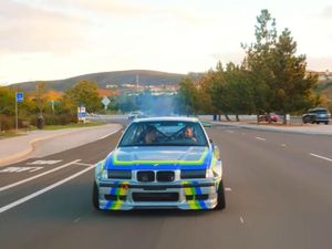 Pinjam Mesin Tesla, BMW M3 Ini Bertenaga Listrik Pinjam Mesin Tesla, BMW M3 Ini Bertenaga Listrik