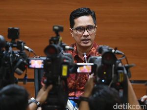 OTT Bupati Indramayu, KPK Juga Amankan Ajudan-Kepala di Dinas PU OTT Bupati Indramayu, KPK Juga Amankan Ajudan-Kepala di Dinas PU