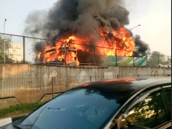 Bus Penumpang Terbakar di Ruas Tol JLB Arah Cengkareng Pagi Ini